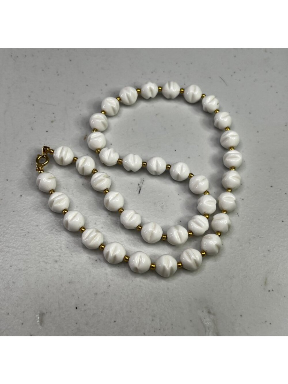 White Ribbed Lucite Bead Necklace Gold Tone Costume Jewelry 19" Vintage - Picture 7 of 7